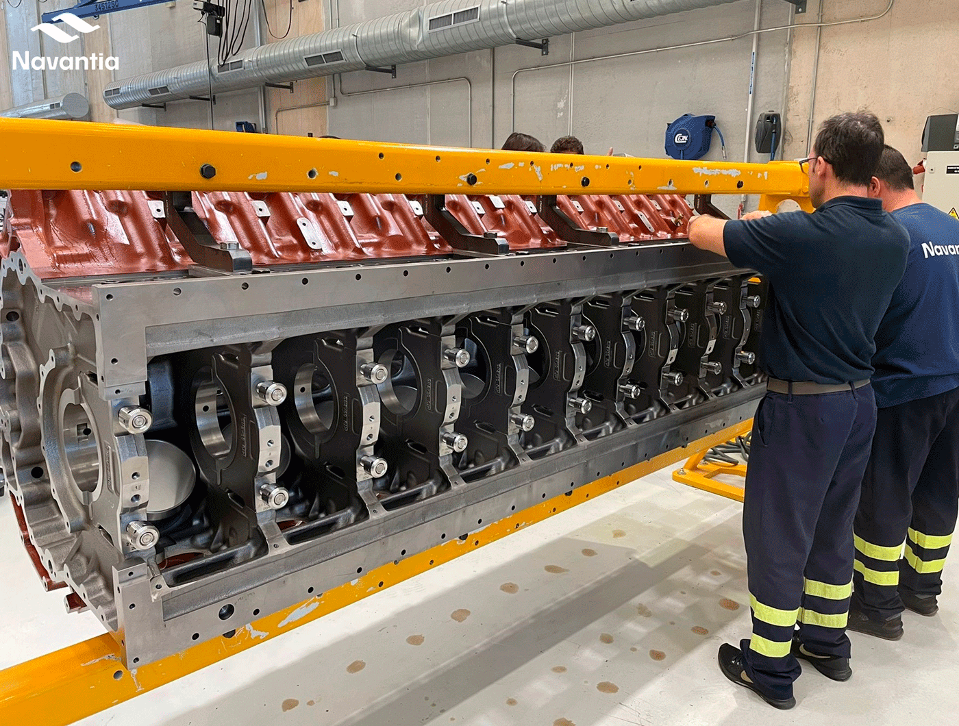 Motores_monta_primer_motor_fragatas_F110_interior