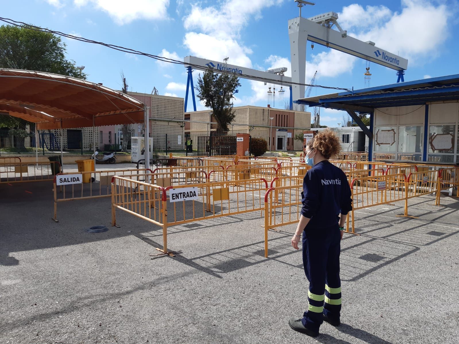 COVID Vallas y señalización horizontal en uno de los accesos al astillero de Puerto Real